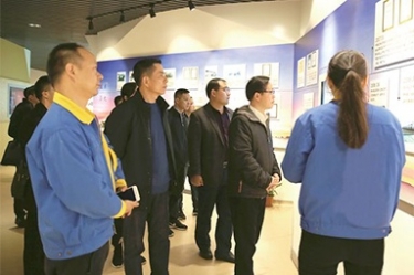 貴州省黔東南州委常委、榕江縣縣委書記賀代宏一行到公司參觀學(xué)習(xí)考察
