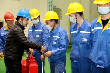 道一聲問(wèn)候 送一份溫暖|公司領(lǐng)導(dǎo)親切慰問(wèn)除夕夜堅(jiān)守崗位一線(xiàn)的員工