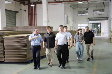 平湖市委常委、副市長張斌蒞臨景興紙業(yè)全資子公司平湖景包調研殘疾人就業(yè)工作