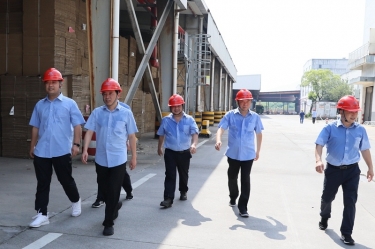 送清涼、致敬意！公司董事長朱在龍帶隊(duì)慰問一線勞動(dòng)者