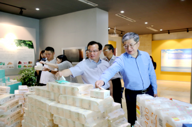 2019年 5月22日，時任浙江省社會組織綜合黨委專職副書記、省民政廳社會組織管理局局長蔡國華蒞臨景興紙業(yè)調(diào)研企業(yè)發(fā)展情況和黨建工作